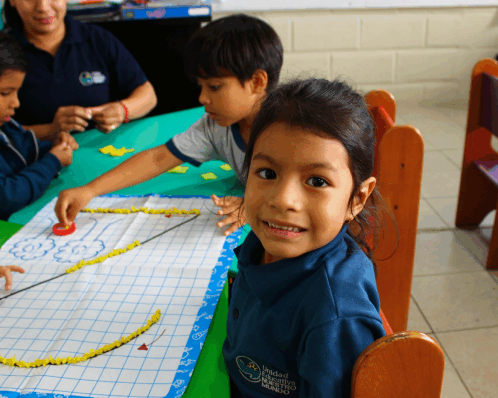 ¿Cómo acompañar emocionalmente a tus hijos en su etapa escolar?